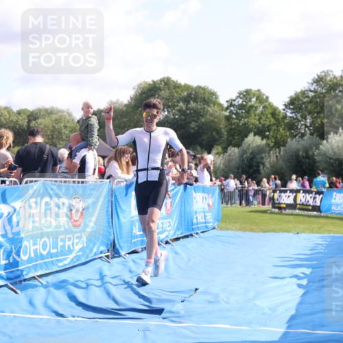 25.08.2024 - Elbe Triathlon Hamburg H.Heesch http://msf.ph/oto/6875638 25.08.2024 11:15:49 Ziel 618 meine-sportfotos.de