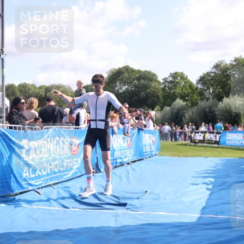 25.08.2024 - Elbe Triathlon Hamburg H.Heesch http://msf.ph/oto/6875655 25.08.2024 11:15:49 Ziel 618 meine-sportfotos.de