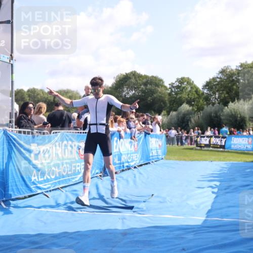 25.08.2024 - Elbe Triathlon Hamburg H.Heesch http://msf.ph/oto/6875663 25.08.2024 11:15:50 Ziel 618 meine-sportfotos.de