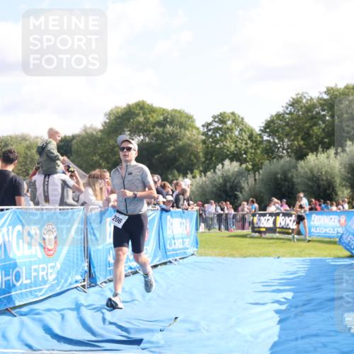 25.08.2024 - Elbe Triathlon Hamburg H.Heesch http://msf.ph/oto/6875702 25.08.2024 11:16:09 Ziel 206 meine-sportfotos.de