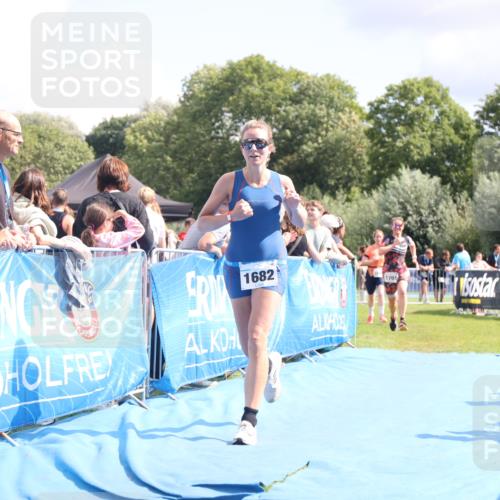 25.08.2024 - Elbe Triathlon Hamburg H.Heesch http://msf.ph/oto/6876084 25.08.2024 12:06:25 Ziel 1682, 1697, 1701 meine-sportfotos.de
