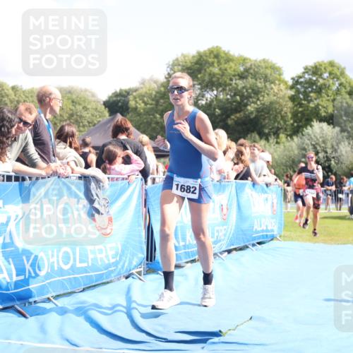 25.08.2024 - Elbe Triathlon Hamburg H.Heesch http://msf.ph/oto/6876098 25.08.2024 12:06:25 Ziel 1682, 1697, 1701 meine-sportfotos.de