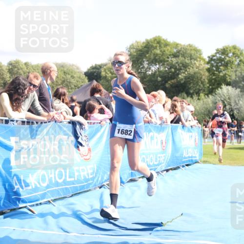 25.08.2024 - Elbe Triathlon Hamburg H.Heesch http://msf.ph/oto/6876105 25.08.2024 12:06:25 Ziel 1682, 1697, 1701 meine-sportfotos.de