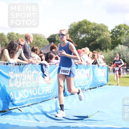 25.08.2024 - Elbe Triathlon Hamburg H.Heesch http://msf.ph/oto/6876108 25.08.2024 12:06:25 Ziel 1682, 1697, 1701 meine-sportfotos.de