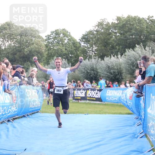 25.08.2024 - Elbe Triathlon Hamburg H.Heesch http://msf.ph/oto/6876337 25.08.2024 11:17:25 Ziel 647, 662 meine-sportfotos.de
