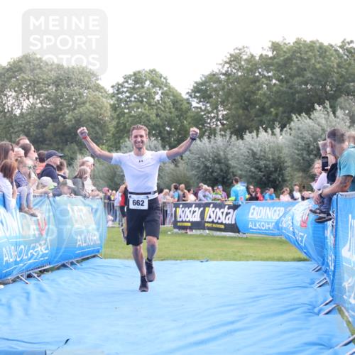 25.08.2024 - Elbe Triathlon Hamburg H.Heesch http://msf.ph/oto/6876341 25.08.2024 11:17:25 Ziel 647, 662 meine-sportfotos.de