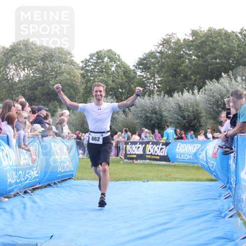 25.08.2024 - Elbe Triathlon Hamburg H.Heesch http://msf.ph/oto/6876346 25.08.2024 11:17:25 Ziel 647, 662 meine-sportfotos.de