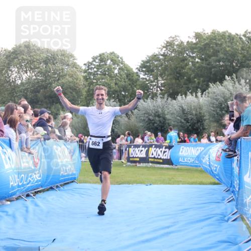 25.08.2024 - Elbe Triathlon Hamburg H.Heesch http://msf.ph/oto/6876349 25.08.2024 11:17:25 Ziel 647, 662 meine-sportfotos.de