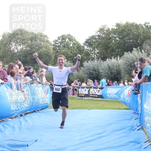 25.08.2024 - Elbe Triathlon Hamburg H.Heesch http://msf.ph/oto/6876354 25.08.2024 11:17:25 Ziel 647, 662 meine-sportfotos.de