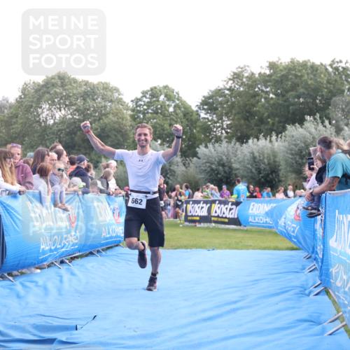25.08.2024 - Elbe Triathlon Hamburg H.Heesch http://msf.ph/oto/6876357 25.08.2024 11:17:25 Ziel 647, 662 meine-sportfotos.de