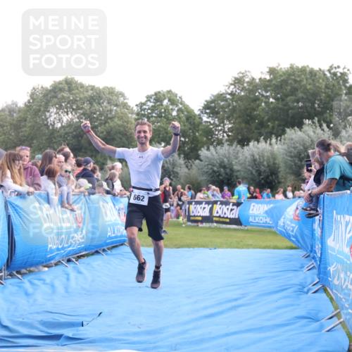 25.08.2024 - Elbe Triathlon Hamburg H.Heesch http://msf.ph/oto/6876359 25.08.2024 11:17:25 Ziel 647, 662 meine-sportfotos.de