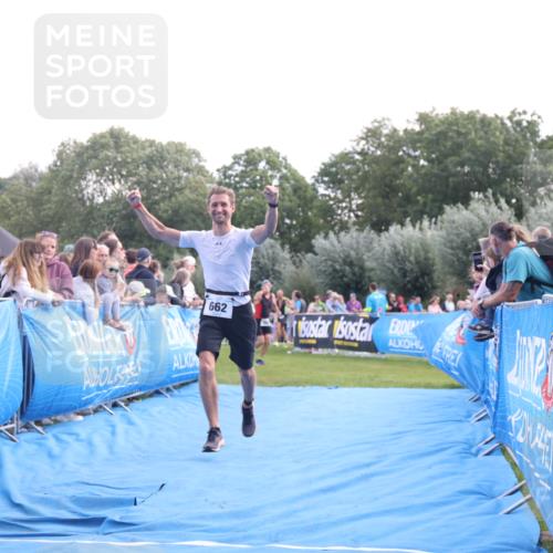 25.08.2024 - Elbe Triathlon Hamburg H.Heesch http://msf.ph/oto/6876362 25.08.2024 11:17:25 Ziel 647, 662 meine-sportfotos.de