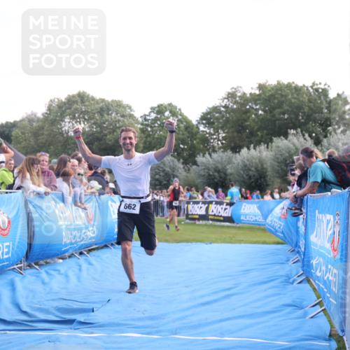 25.08.2024 - Elbe Triathlon Hamburg H.Heesch http://msf.ph/oto/6876370 25.08.2024 11:17:26 Ziel 434, 647, 662 meine-sportfotos.de