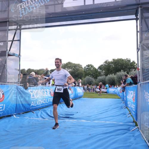 25.08.2024 - Elbe Triathlon Hamburg H.Heesch http://msf.ph/oto/6876405 25.08.2024 11:17:26 Ziel 434, 647, 662 meine-sportfotos.de