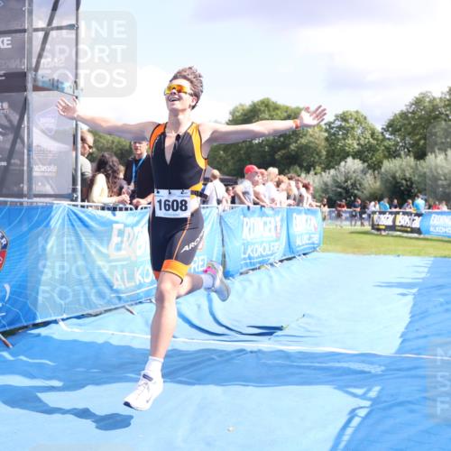 25.08.2024 - Elbe Triathlon Hamburg H.Heesch http://msf.ph/oto/6876450 25.08.2024 12:07:00 Ziel 1608 meine-sportfotos.de