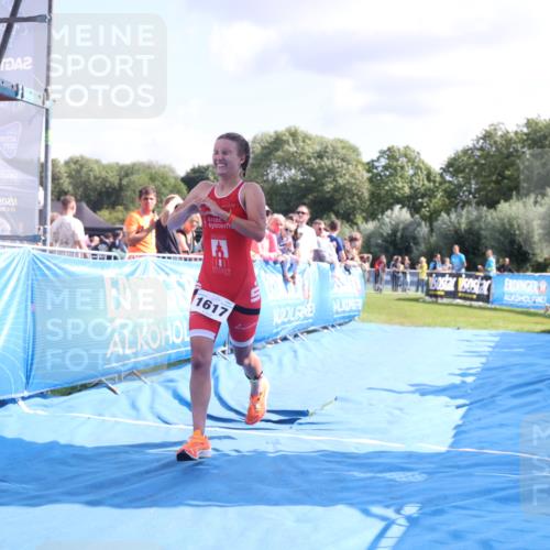 25.08.2024 - Elbe Triathlon Hamburg H.Heesch http://msf.ph/oto/6876691 25.08.2024 11:43:28 Ziel 1617 meine-sportfotos.de