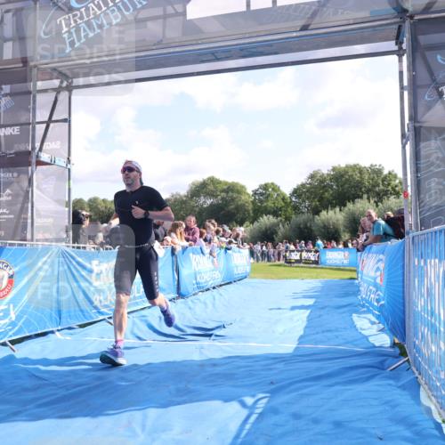 25.08.2024 - Elbe Triathlon Hamburg H.Heesch http://msf.ph/oto/6876739 25.08.2024 11:18:05 Ziel 363 meine-sportfotos.de