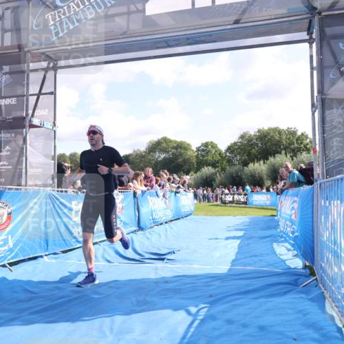 25.08.2024 - Elbe Triathlon Hamburg H.Heesch http://msf.ph/oto/6876741 25.08.2024 11:18:05 Ziel 363 meine-sportfotos.de