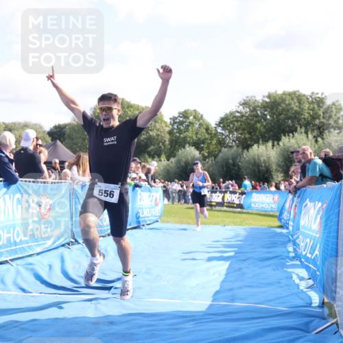 25.08.2024 - Elbe Triathlon Hamburg H.Heesch http://msf.ph/oto/6876764 25.08.2024 11:18:15 Ziel 123, 556 meine-sportfotos.de