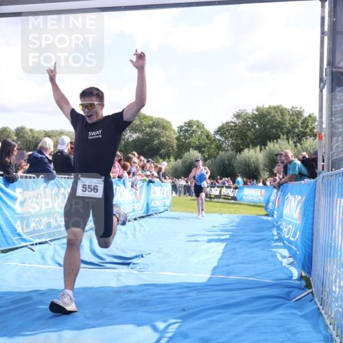 25.08.2024 - Elbe Triathlon Hamburg H.Heesch http://msf.ph/oto/6876774 25.08.2024 11:18:15 Ziel 123, 556 meine-sportfotos.de