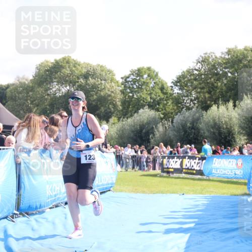 25.08.2024 - Elbe Triathlon Hamburg H.Heesch http://msf.ph/oto/6876784 25.08.2024 11:18:17 Ziel 123, 556 meine-sportfotos.de