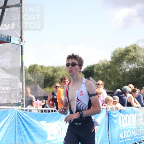 25.08.2024 - Elbe Triathlon Hamburg H.Heesch http://msf.ph/oto/6876785 25.08.2024 11:44:09 Ziel 1712 meine-sportfotos.de