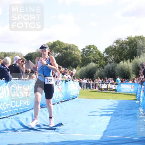 25.08.2024 - Elbe Triathlon Hamburg H.Heesch http://msf.ph/oto/6876816 25.08.2024 11:18:17 Ziel 123, 556 meine-sportfotos.de