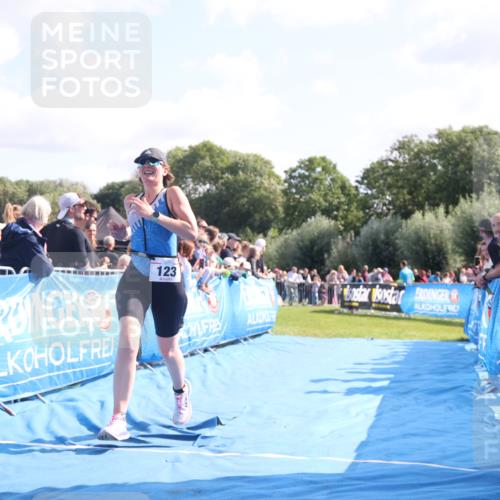 25.08.2024 - Elbe Triathlon Hamburg H.Heesch http://msf.ph/oto/6876819 25.08.2024 11:18:17 Ziel 123, 556 meine-sportfotos.de