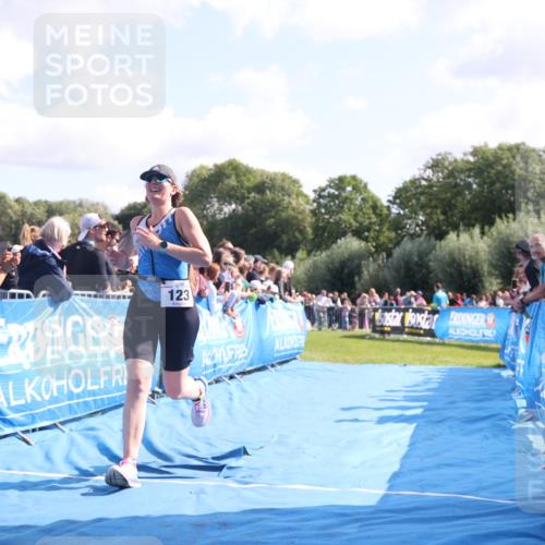 25.08.2024 - Elbe Triathlon Hamburg H.Heesch http://msf.ph/oto/6876821 25.08.2024 11:18:18 Ziel 123, 556 meine-sportfotos.de