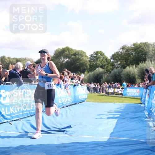 25.08.2024 - Elbe Triathlon Hamburg H.Heesch http://msf.ph/oto/6876824 25.08.2024 11:18:18 Ziel 123, 556 meine-sportfotos.de