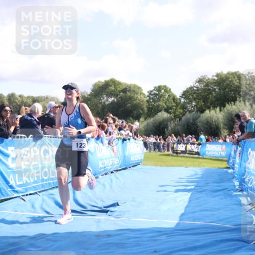25.08.2024 - Elbe Triathlon Hamburg H.Heesch http://msf.ph/oto/6876827 25.08.2024 11:18:18 Ziel 123, 556 meine-sportfotos.de