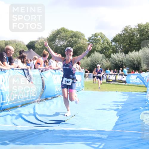 25.08.2024 - Elbe Triathlon Hamburg H.Heesch http://msf.ph/oto/6876985 25.08.2024 12:08:11 Ziel 542, 1524, 1678 meine-sportfotos.de