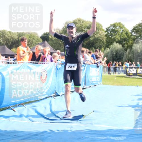 25.08.2024 - Elbe Triathlon Hamburg H.Heesch http://msf.ph/oto/6877082 25.08.2024 11:45:17 Ziel 760, 782 meine-sportfotos.de