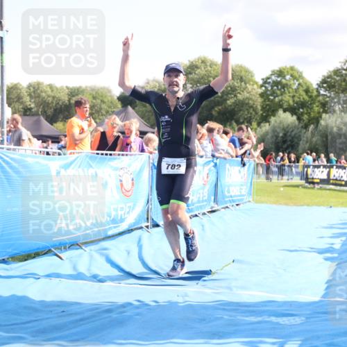 25.08.2024 - Elbe Triathlon Hamburg H.Heesch http://msf.ph/oto/6877088 25.08.2024 11:45:17 Ziel 760, 782 meine-sportfotos.de