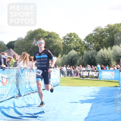 25.08.2024 - Elbe Triathlon Hamburg H.Heesch http://msf.ph/oto/6877089 25.08.2024 11:18:55 Ziel 658 meine-sportfotos.de