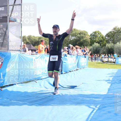 25.08.2024 - Elbe Triathlon Hamburg H.Heesch http://msf.ph/oto/6877105 25.08.2024 11:45:17 Ziel 760, 782 meine-sportfotos.de