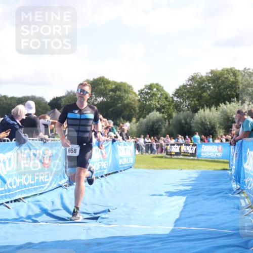 25.08.2024 - Elbe Triathlon Hamburg H.Heesch http://msf.ph/oto/6877106 25.08.2024 11:18:55 Ziel 658 meine-sportfotos.de