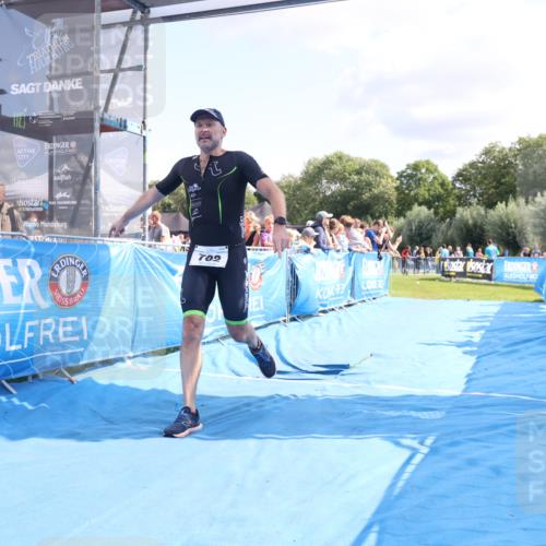25.08.2024 - Elbe Triathlon Hamburg H.Heesch http://msf.ph/oto/6877121 25.08.2024 11:45:17 Ziel 760, 782 meine-sportfotos.de