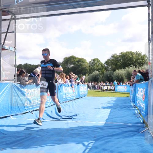 25.08.2024 - Elbe Triathlon Hamburg H.Heesch http://msf.ph/oto/6877122 25.08.2024 11:18:55 Ziel 658 meine-sportfotos.de