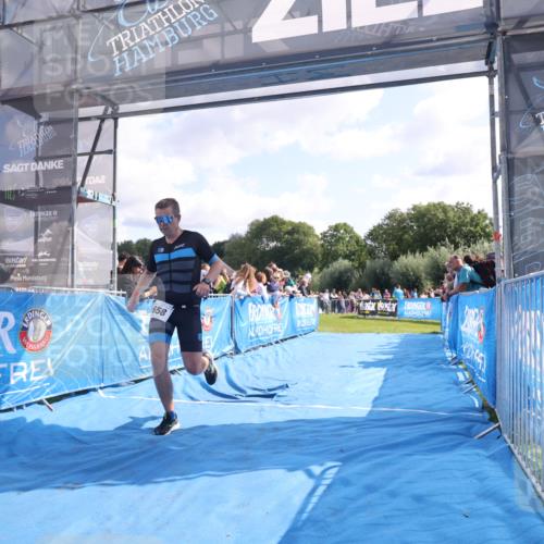 25.08.2024 - Elbe Triathlon Hamburg H.Heesch http://msf.ph/oto/6877129 25.08.2024 11:18:56 Ziel 658 meine-sportfotos.de