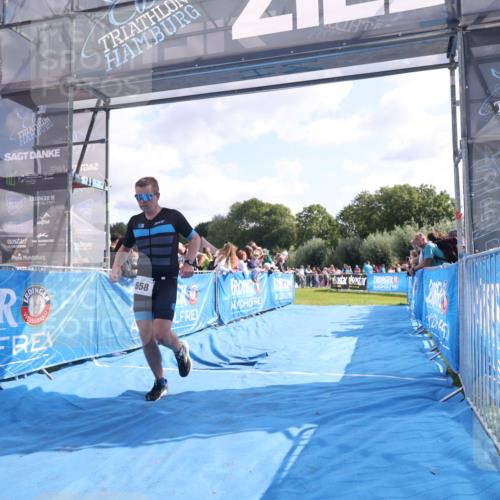 25.08.2024 - Elbe Triathlon Hamburg H.Heesch http://msf.ph/oto/6877132 25.08.2024 11:18:56 Ziel 658 meine-sportfotos.de