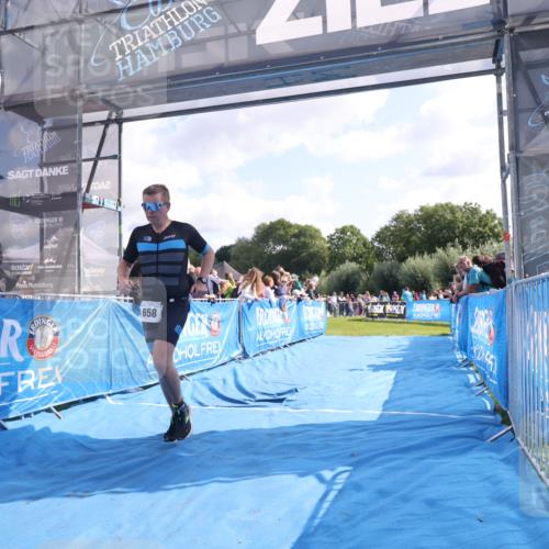25.08.2024 - Elbe Triathlon Hamburg H.Heesch http://msf.ph/oto/6877135 25.08.2024 11:18:56 Ziel 658 meine-sportfotos.de