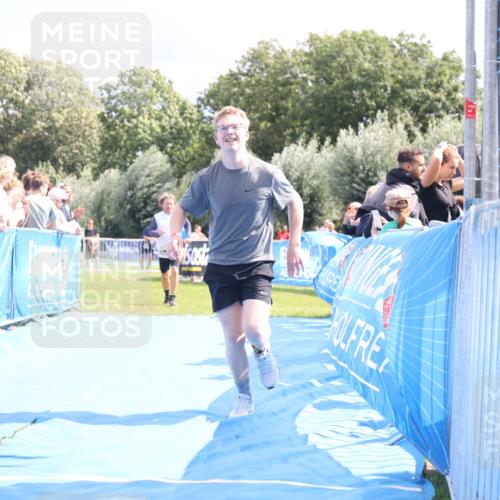 25.08.2024 - Elbe Triathlon Hamburg H.Heesch http://msf.ph/oto/6877289 25.08.2024 12:08:39 Ziel 704, 1423 meine-sportfotos.de