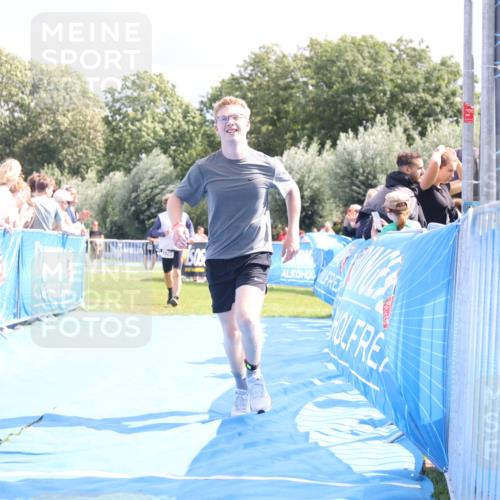 25.08.2024 - Elbe Triathlon Hamburg H.Heesch http://msf.ph/oto/6877292 25.08.2024 12:08:39 Ziel 704, 1423 meine-sportfotos.de