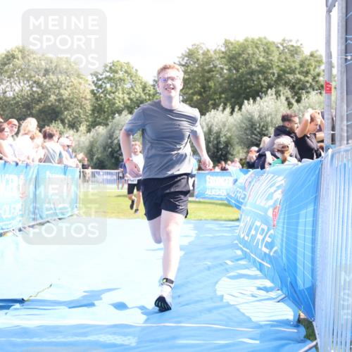 25.08.2024 - Elbe Triathlon Hamburg H.Heesch http://msf.ph/oto/6877300 25.08.2024 12:08:39 Ziel 704, 1423 meine-sportfotos.de