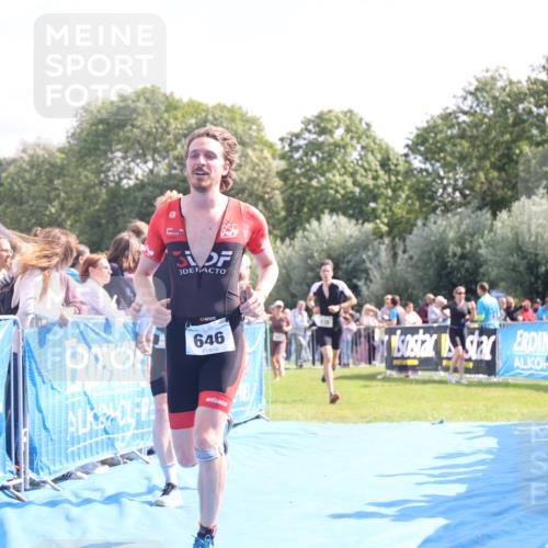 25.08.2024 - Elbe Triathlon Hamburg H.Heesch http://msf.ph/oto/6877430 25.08.2024 11:19:55 Ziel 388, 570, 646 meine-sportfotos.de