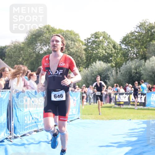 25.08.2024 - Elbe Triathlon Hamburg H.Heesch http://msf.ph/oto/6877436 25.08.2024 11:19:55 Ziel 388, 570, 646 meine-sportfotos.de