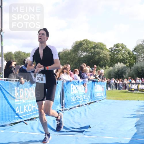 25.08.2024 - Elbe Triathlon Hamburg H.Heesch http://msf.ph/oto/6877522 25.08.2024 11:19:59 Ziel 388, 570, 646 meine-sportfotos.de