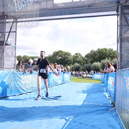 25.08.2024 - Elbe Triathlon Hamburg H.Heesch http://msf.ph/oto/6877702 25.08.2024 11:20:12 Ziel 619, 793 meine-sportfotos.de