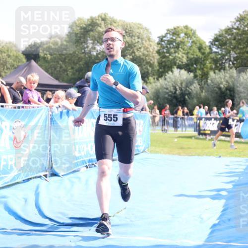 25.08.2024 - Elbe Triathlon Hamburg H.Heesch http://msf.ph/oto/6877721 25.08.2024 11:46:27 Ziel 516, 555 meine-sportfotos.de